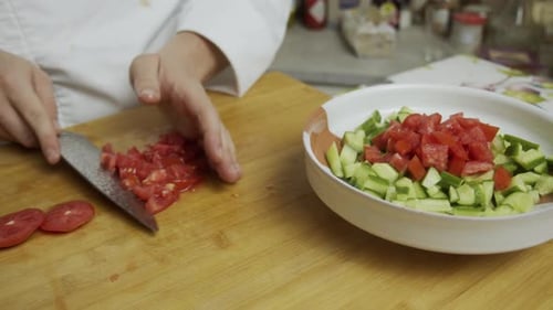 Dicing tomatoes to prepare a salad