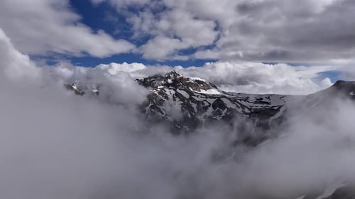 neblige schneebedeckte Berge
