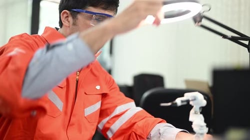 Engenheiro trabalhando e resolvendo problemas na máquina