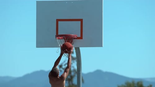 Slam Dunk de basket en super ralenti sur un court extérieur Phantom Flex 4K