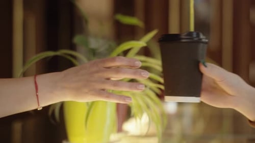 Hands Pass uma xícara de café de papel na cafeteria Seu pedido está pronto, você pode tomar café