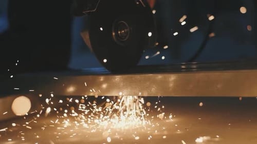 Man Works Kreissäge, Funken fliegen aus heißem Metall. Mann hart gearbeitet über den Stahl, Nahaufnahme, Zeitlupe