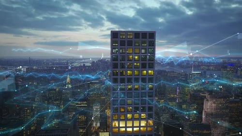 Voe ao redor de um arranha-céu alto com janelas iluminadas ao crepúsculo. Vista aérea de um arranha-céu alto do centro da cidade