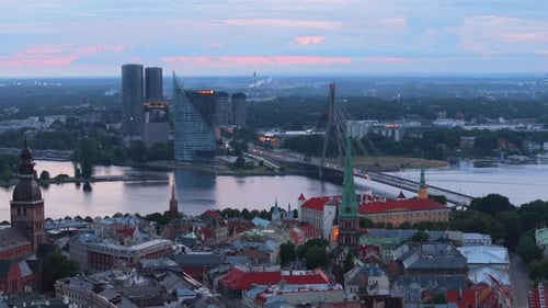 Stürmer fliegen nach Sonnenuntergang über die Altstadt und fahren in Richtung modernem Design, Schrägbrücke und High
