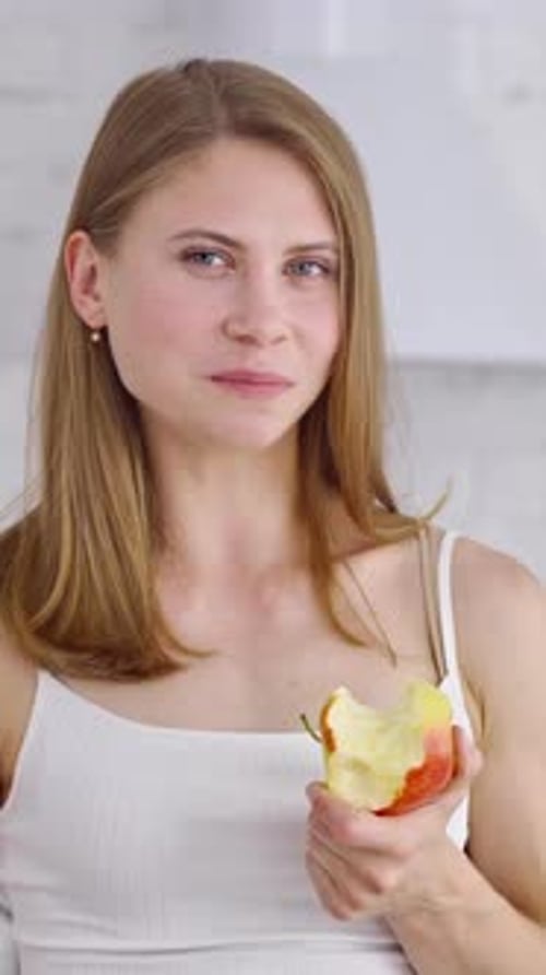 Halbbildnis einer jungen Frau mit Apfel.