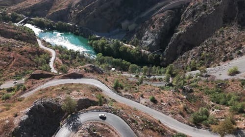 Vista aérea de drone da estrada sinuosa sobre as montanhas de Taurus na barragem Olymmapınar em Manavgat, Antalya, Turquia