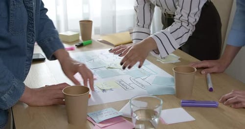 Os colegas estão trabalhando e planejando no desktop. Encontro de empresários. Pense em ideias.