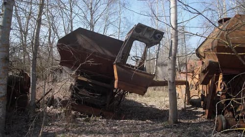 Rostiger Lastwagen in verlassenen Wäldern, verfallene Kabine mit Maschinen im stillen Wald, verlassene Autokabine