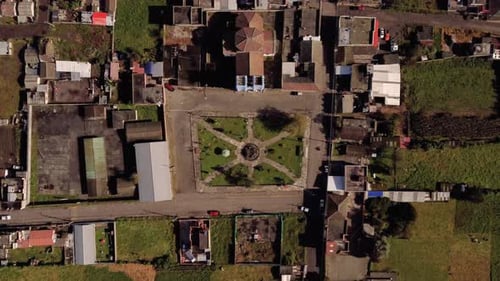 prise de vue par drone du parc central de Tucuso avec l'église en mouvement vertical avec vue sur le zénith, dans