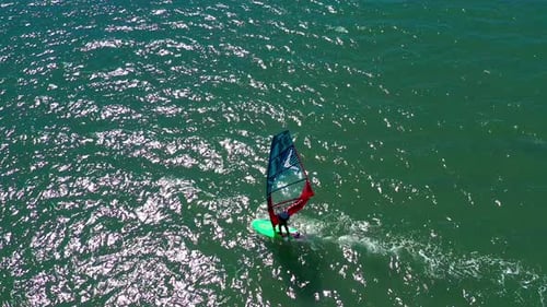 Windsurfer, Surfen und der Versuch, perfekte Windbedingungen zu finden, Luftaufnahme