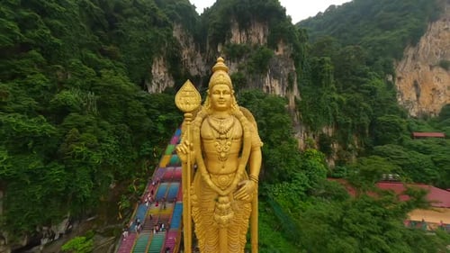 Photo FPV des grottes de Batu et de la statue dorée de Murugan à Kuala Lumpur en Malaisie
