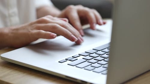 Freelancer arbeitet von zu Hause aus an einem Laptop Weibliche Hände im Rahmen