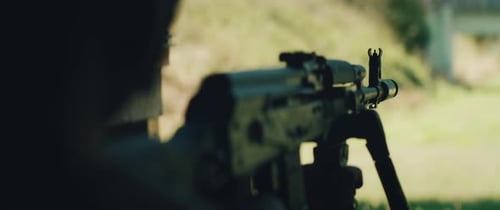 Rifle dirigido a un objetivo de tiro en un entorno de alcance exterior