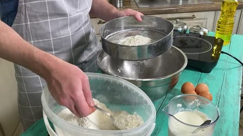 Teig für Pfannkuchen vorbereiten