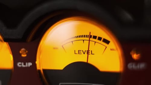 Indicador de seta analógico vintage do nível do sinal sonoro com luz de fundo amarela