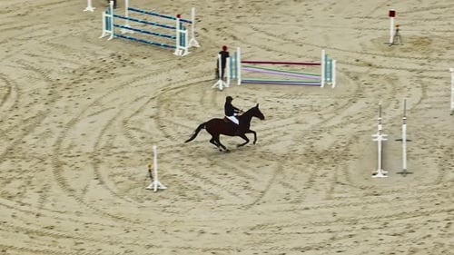 Luftaufnahme des Pferdesportwettkampfs im Freien beim Hürdenspringen