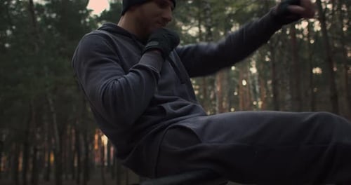 Boxer Man s'entraînant dans la forêt Entraînement de boxe en plein air pour jeunes athlètes Matin Healthy Lifestyle