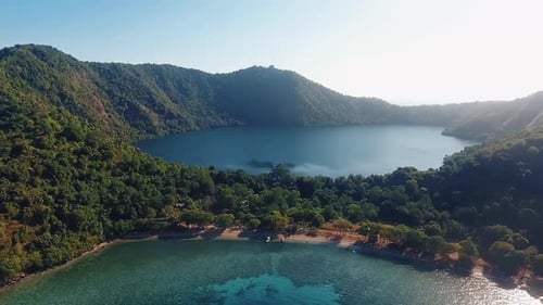 Hermosa playa y lago