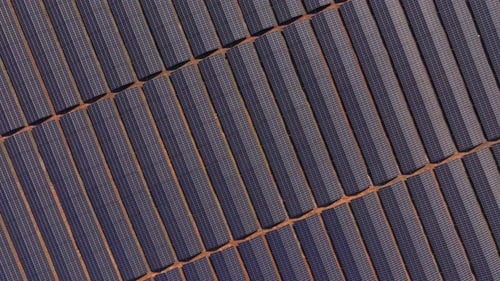 Vue aérienne d'une ferme solaire avec panneaux photovoltaïques à Lovech, en Bulgarie.