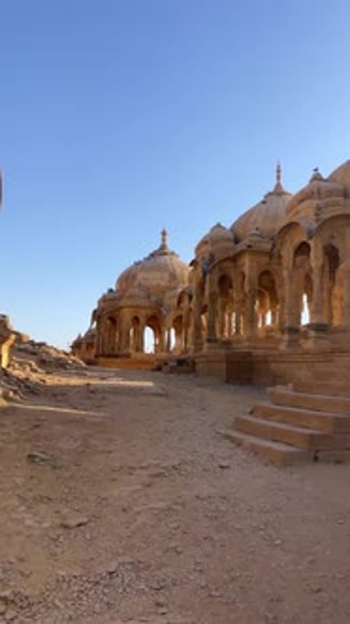 Bada Bagh à Jaisalmer, un paisible jardin désertique à la belle architecture sous un ciel ensoleillé