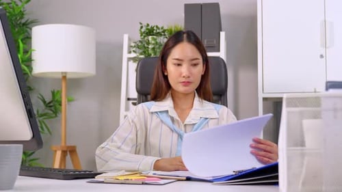 Una joven empresaria frustrada trabaja en exceso hasta tarde en la oficina.