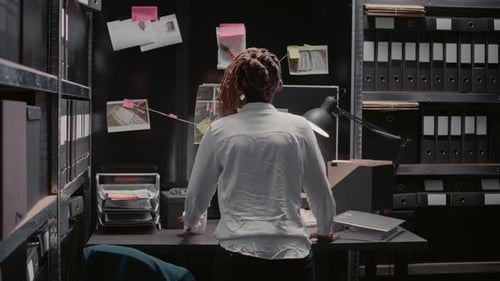 Un détective d'une agence juridique lit les casiers judiciaires dans les archives