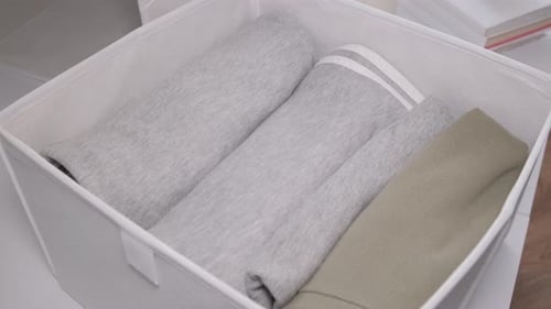 Étui en textile et organisateur avec vêtements pliés Le concept d'ordre et de rangement