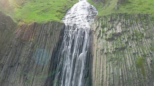 Luftaufnahme des riesigen Bergwasserfalls mit herabfallendem Wasserstrahl