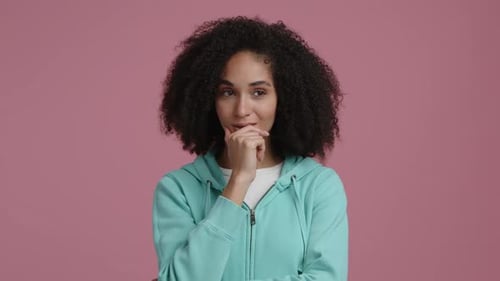 Retrato de uma mulher séria pensando demais na decisão