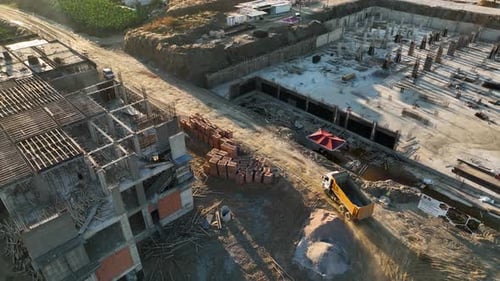Vuelo aéreo sobre un desarrollo de nuevas construcciones