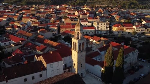 Spektakuläre Drohnenaufnahmen einer Drohne, die um den mittelalterlichen Kirchenglockenturm auf einer kroatischen Insel kreist