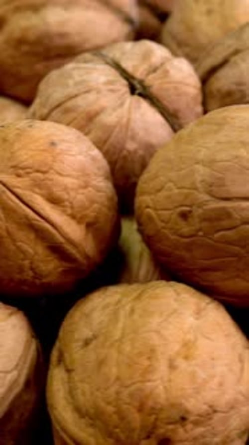 Viele ganze Walnüsse in Peel Fresh Harvest als Beispiel für gesunde Ernährung