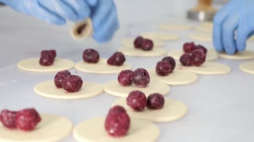 Dk 45. Elaboración de albóndigas moldeadas con cerezas. Trabajo en equipo en la cocina. Cocina casera.