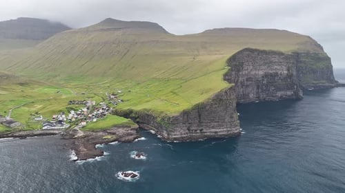 Vue aérienne du village de Torshavn par les falaises, îles Féroé.