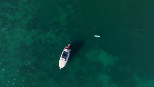 Eine Yacht im Meer, ein Spaziergang auf dem Wasser, ein Urlaub in der Türkei, ein wunderschönes blaues Meer