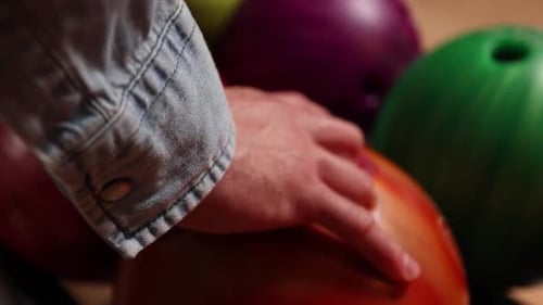 Ein Typ spielt Bowling. Nahaufnahme