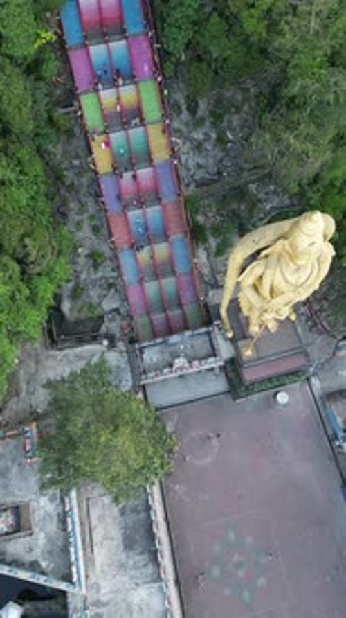 Vidéo aérienne de la statue de Lord Murugan représentant les grottes de Batu.
Malaisie