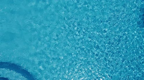 Klares Wasser im Schwimmbad
