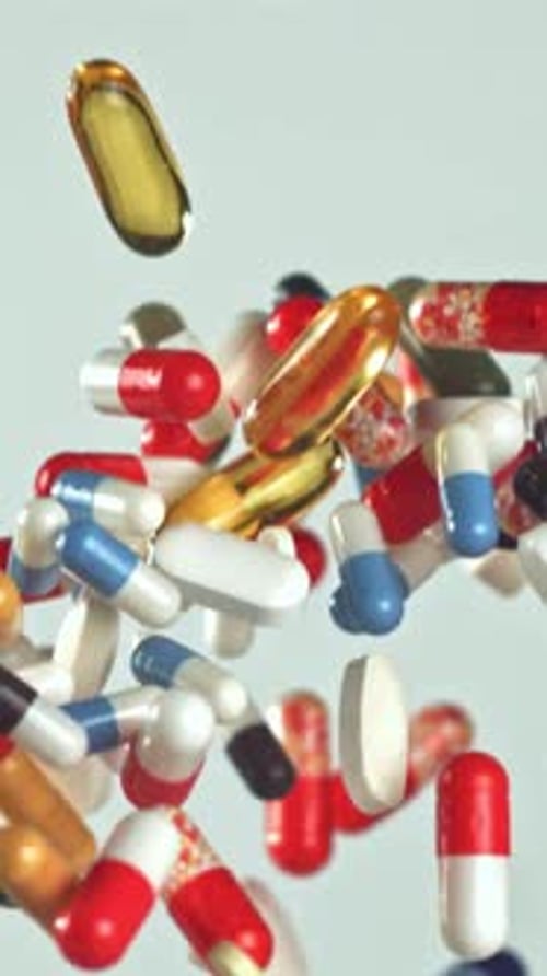 Des gélules et des capsules lumineuses illuminent un moment de santé filmé par une caméra haute vitesse à 1 000 images par seconde