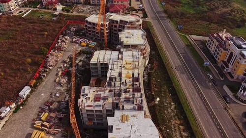Sitio de construcción de un nuevo complejo de edificios cerca de una calle muy transitada