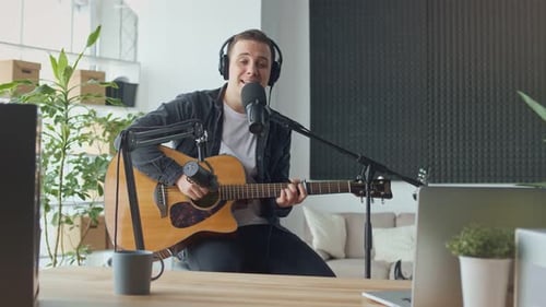 Un vlog masculin influent diffuse une émission de musique à un public sur Internet
