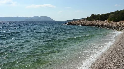 Wunderschöne Meeresküste mit Kiesstrand