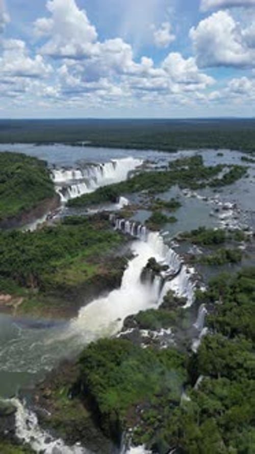 Vue aérienne des chutes d'Iguazu, site touristique de Foz do Iguacu, au Brésil et de Misiones, en Argentine.