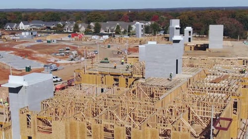 vue aérienne des ouvriers de la construction sur un toit en construction