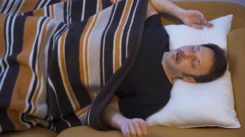 Un homme qui fait des cauchemars.