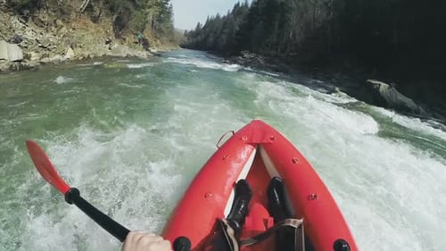 Vista en Pov de Whitewater Kayakista