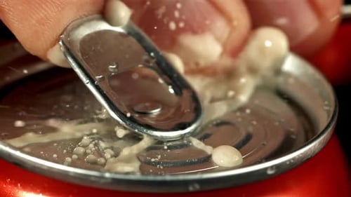 Cola-Dose mit Spritzern öffnen