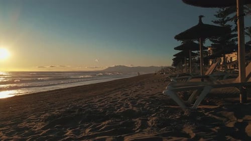 Feste Ansicht des leeren Strandes bei Sonnenuntergang