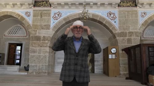 Muslimischer Mann in der Moschee