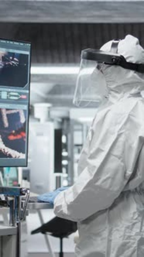 Vidéo verticale : un médecin en équipement de protection recueille des données sur la propagation de l'infection